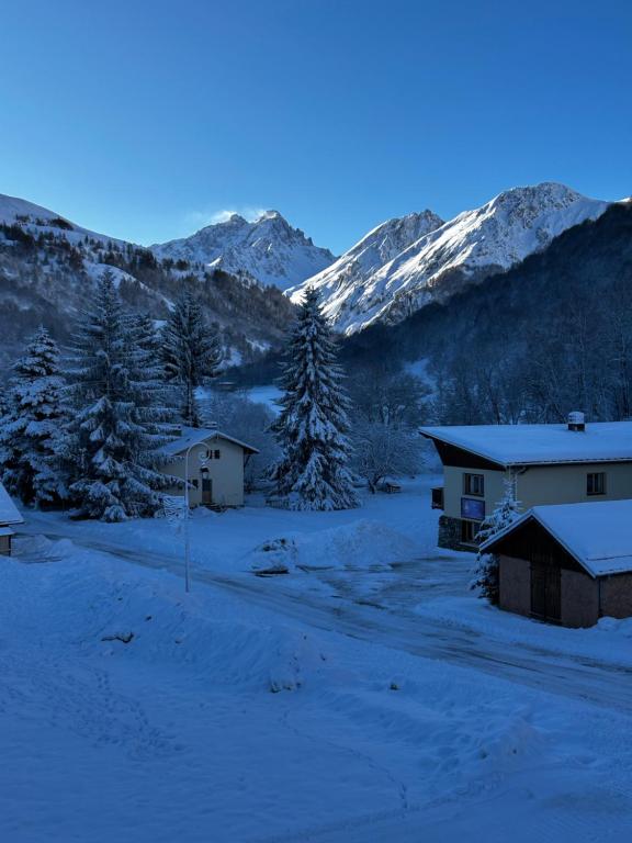 Beautiful apartment in independent chalet, facing mythical Col du Galibier - 2