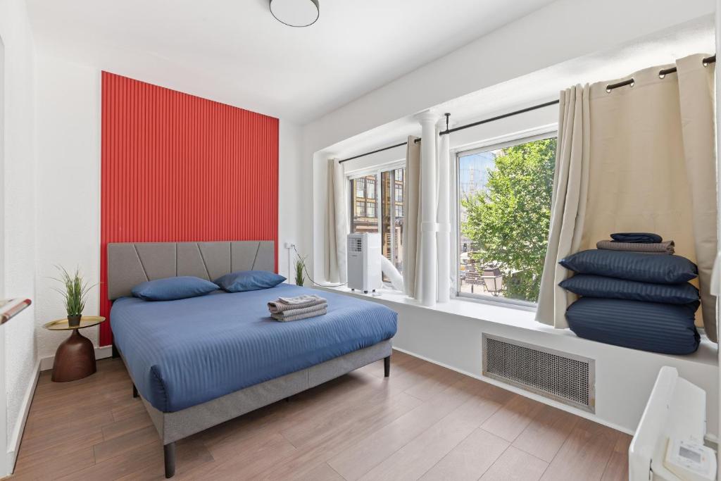 Grand 4BR Paris Flat Near the Louvre with Netflix - 3