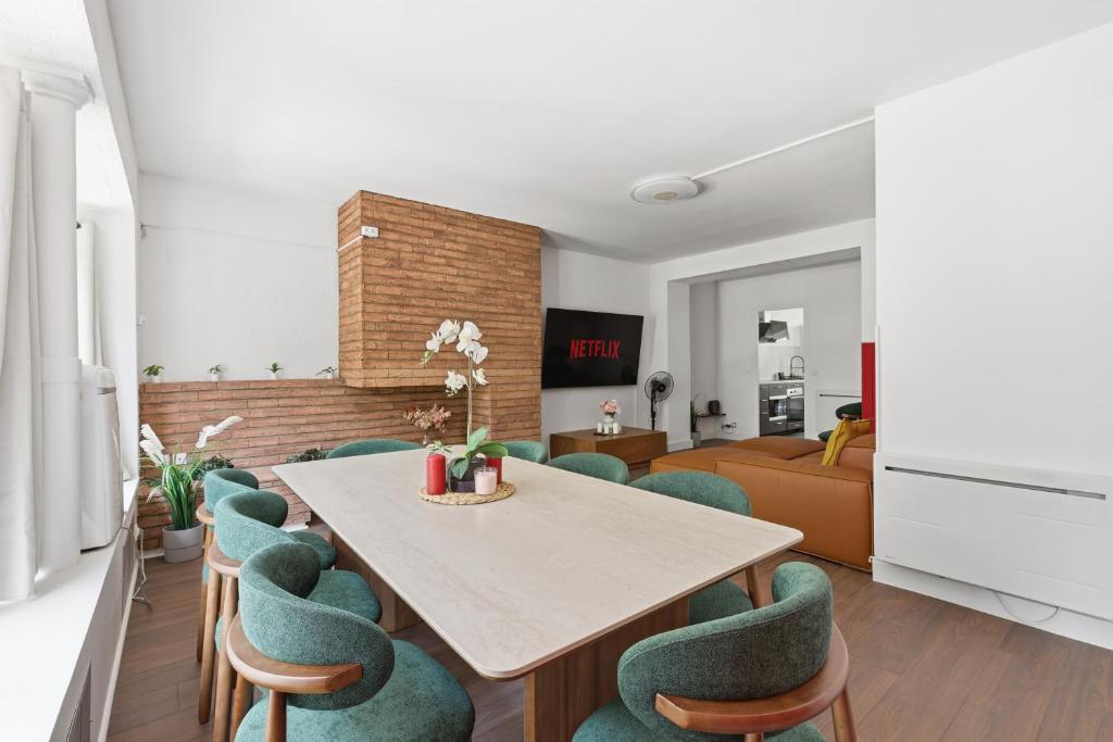 Grand 4BR Paris Flat Near the Louvre with Netflix - 2