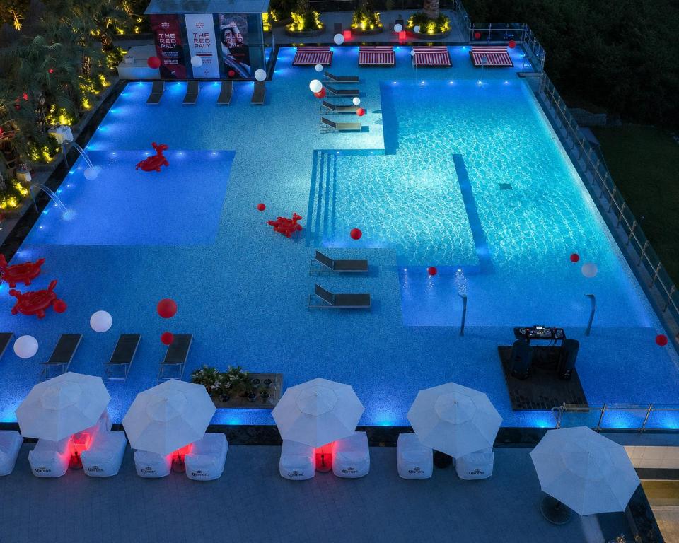 Swimming pool