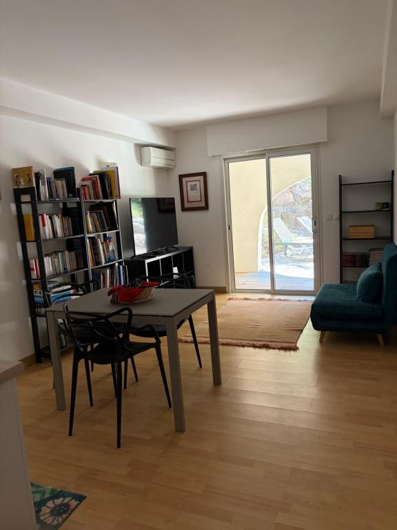 Appartement T2 dans luxueuse villa St Raphael proche des Golfs - 3