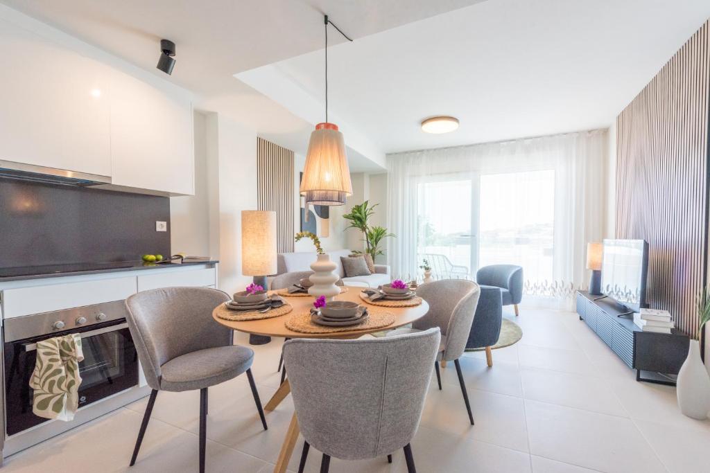 Modern Apartment with Terrace & Pool in Estepona - 5
