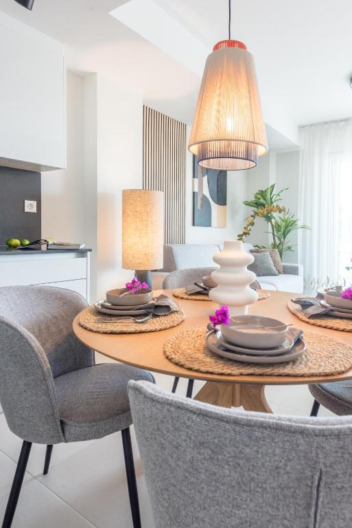 Modern Apartment with Terrace & Pool in Estepona - 3
