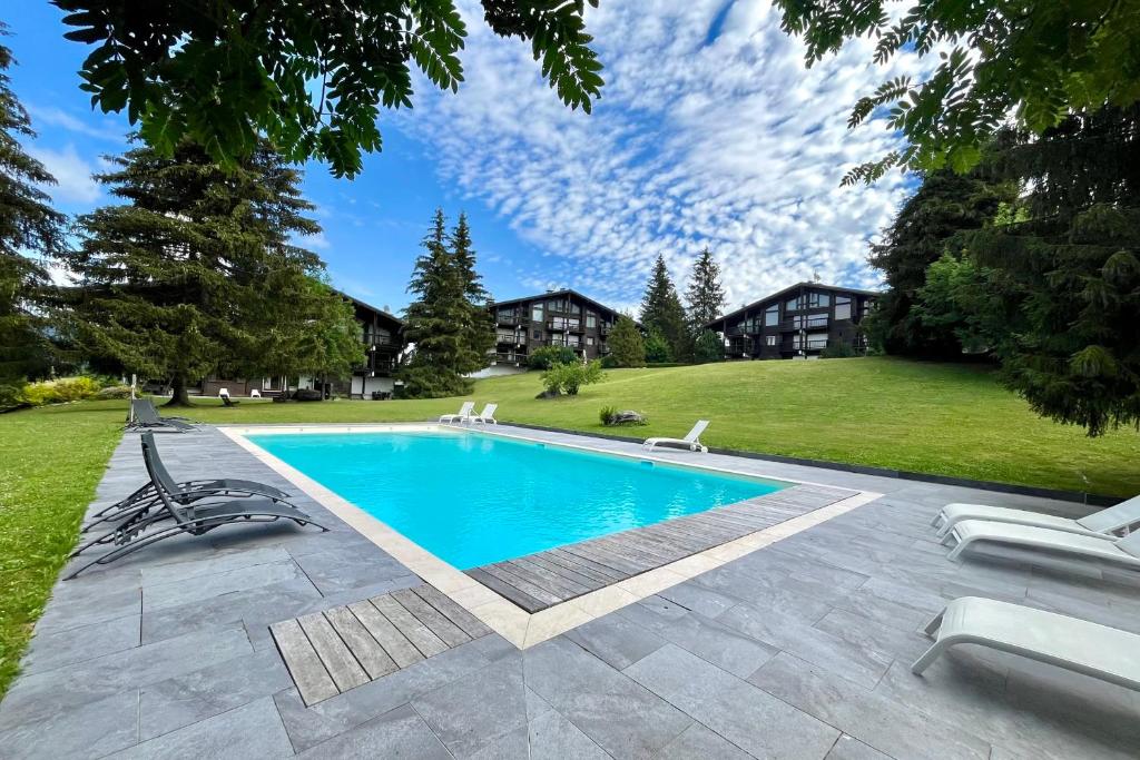 Bright apartment with balcony and pool - 2