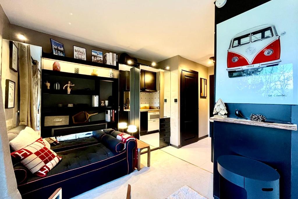 Bright apartment with balcony and pool - 5