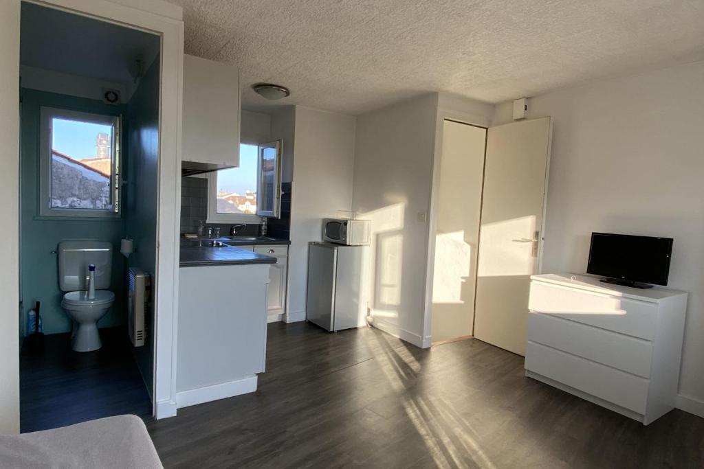 Beautiful studio with balcony near the Old Port - 5