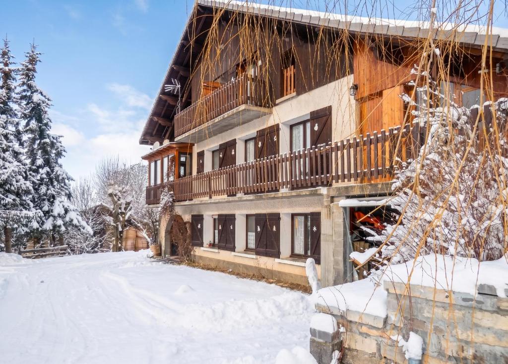 Maison de vacances confortable à Saint-Léger-les-Mélèzes, vue jardin - 1
