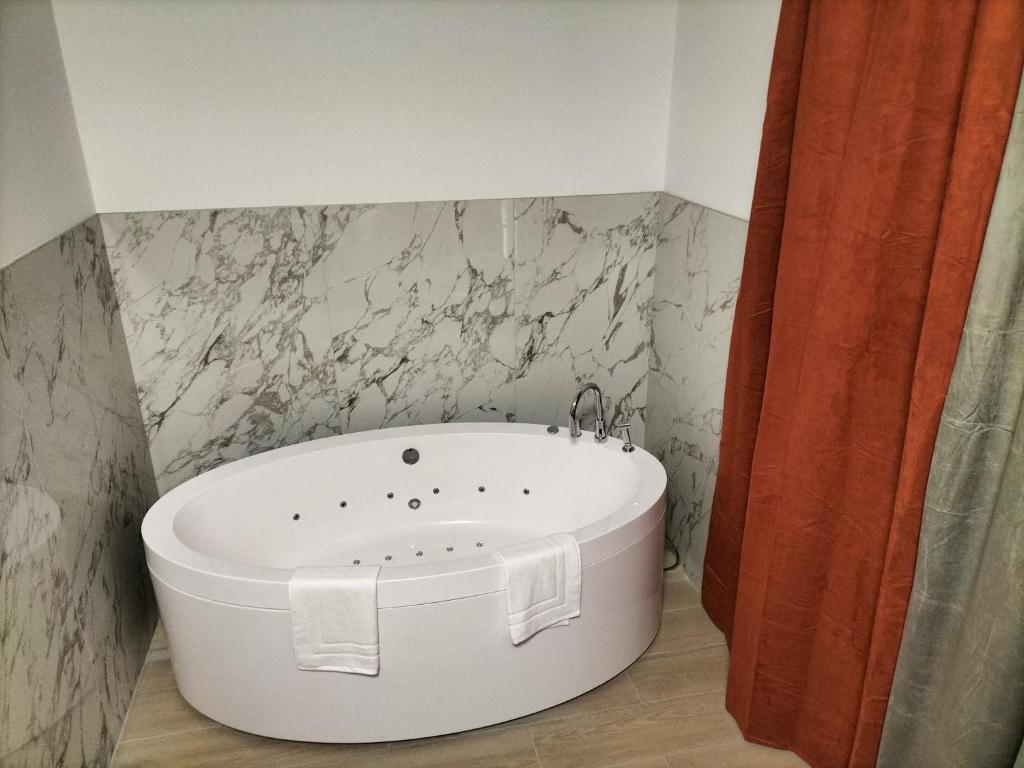 B&B Mary House con vasca idromassaggio Jacuzzi al centro di Salerno - 1