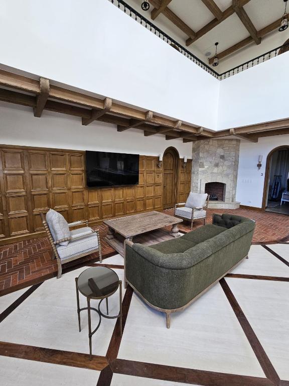 Chateau Del Valle - 2