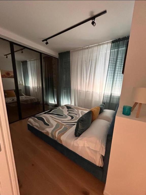 E&F Luxury Apartment - 1