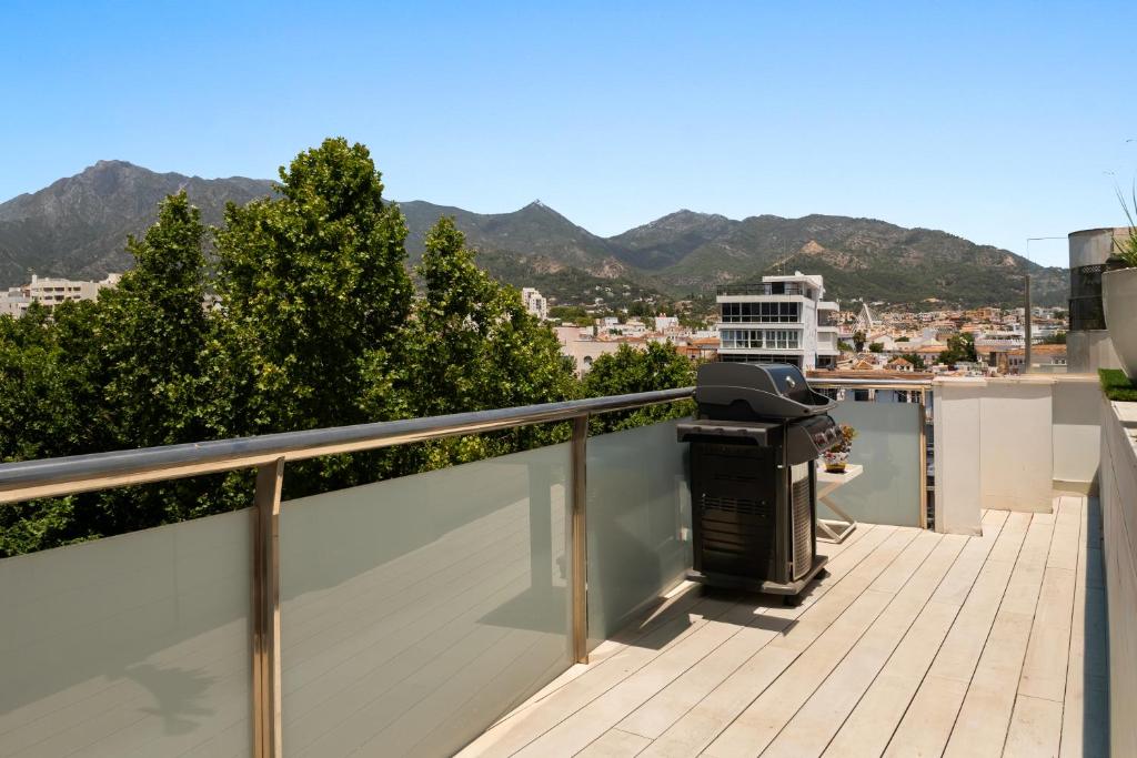 Marbella Sky Penthouse - Private Rooftop Pool - 4
