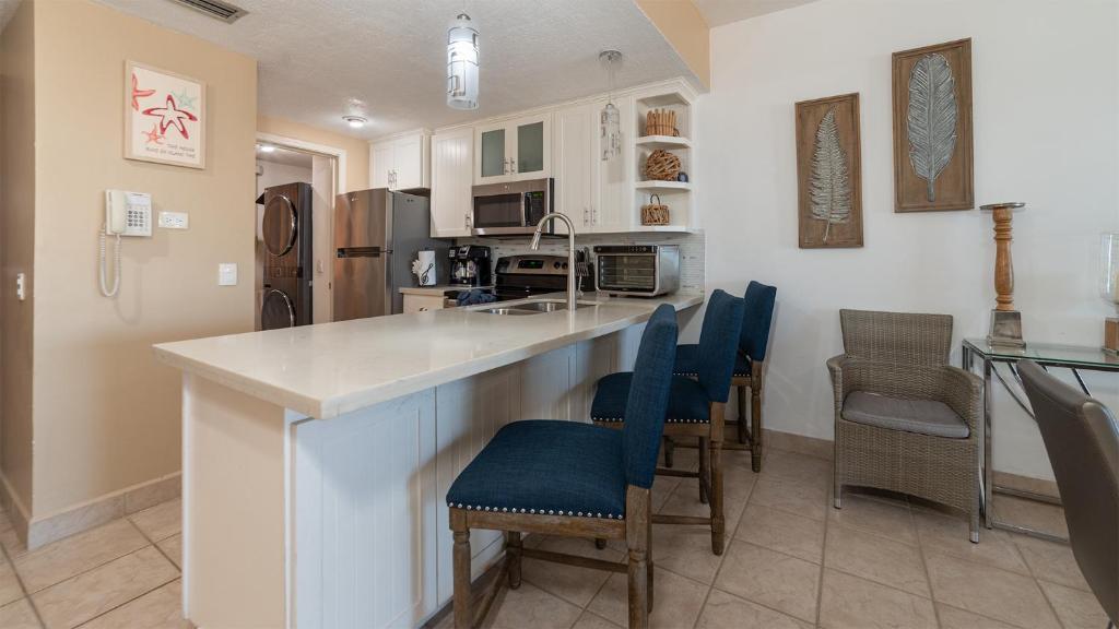 Renovated 2BR/2BA Ocean View Retreat on Sandy Beach - 2