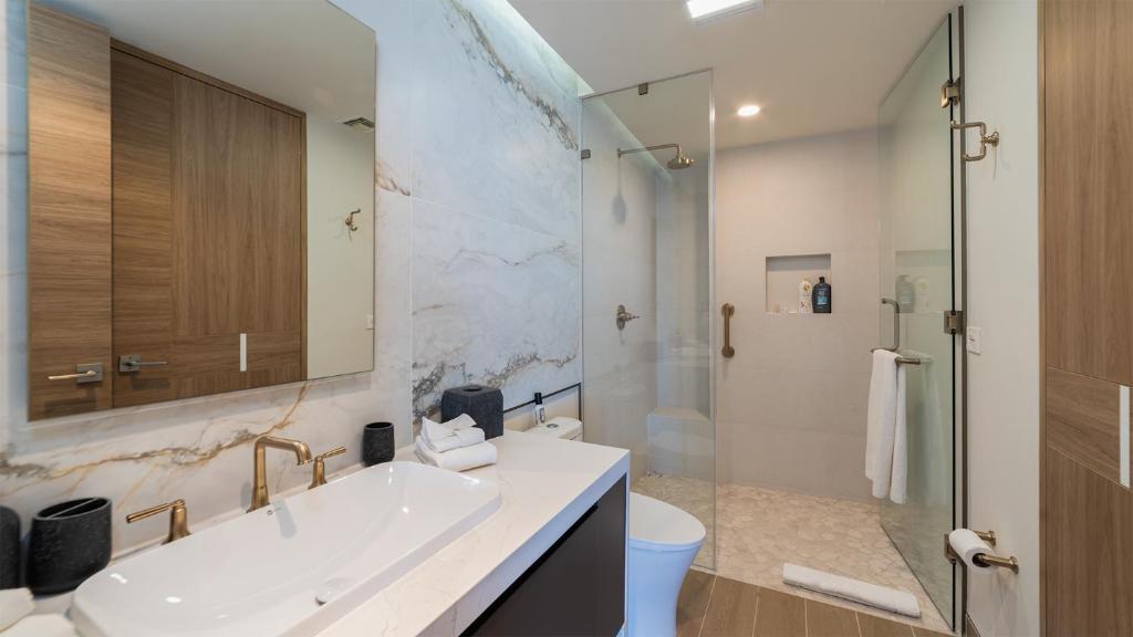 Beachfront Paradise 4BR/4BA Elegant Condo with Breathtaking Views - 4