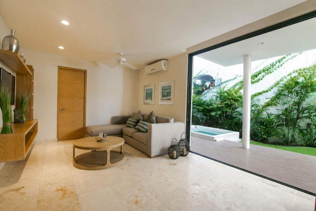 Prime location near 5th Avenue & beach - 1
