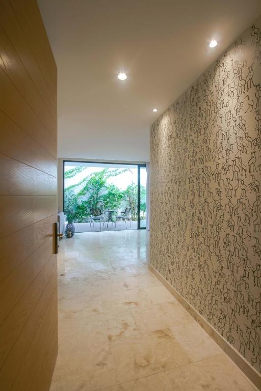 Prime location near 5th Avenue & beach - 3