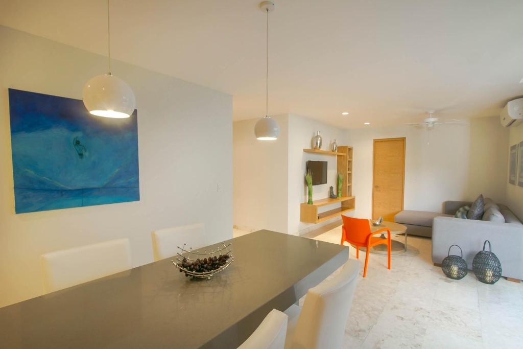 Prime location near 5th Avenue & beach - 4