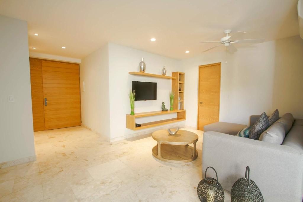 Prime location near 5th Avenue & beach - 5