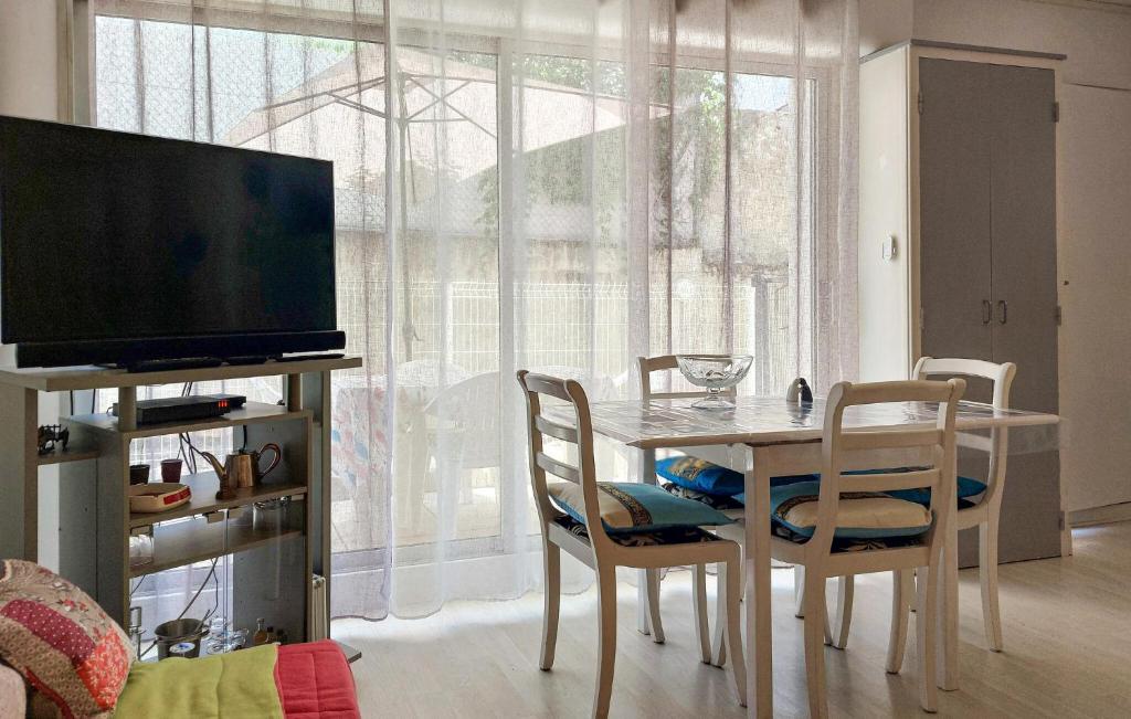 Stunning Apartment In Royan With Wifi - 3