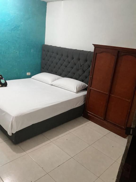 Habitacion para solo mujeres cama 2x2 con Baño Compartido - 1