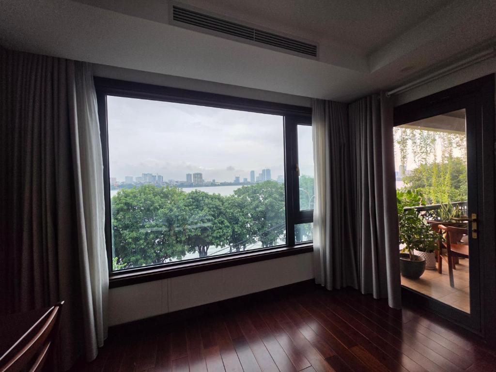 Lakeside Retreat - Tay Ho - 3