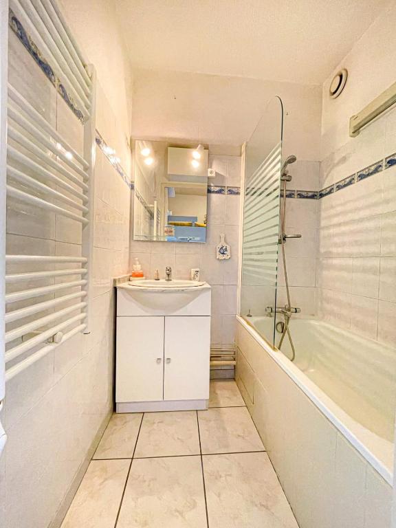 Bright apartment with pool - 4