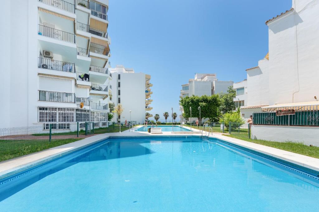 Apartment Overlooking the Beach - 3