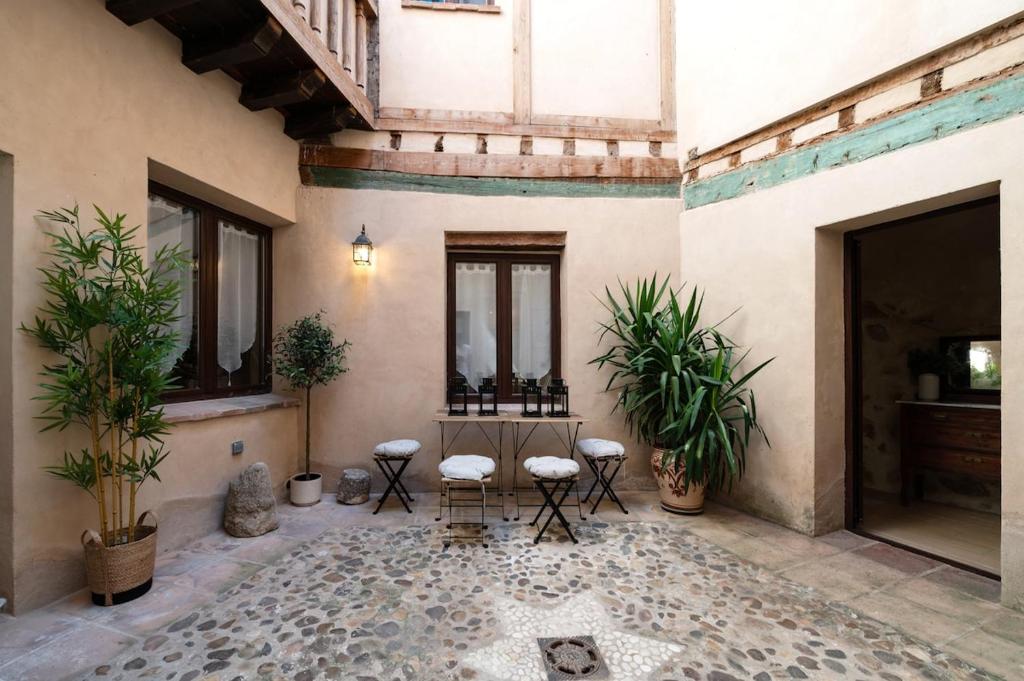 Patio in the Heart of Toledo , Pets , Family - 2