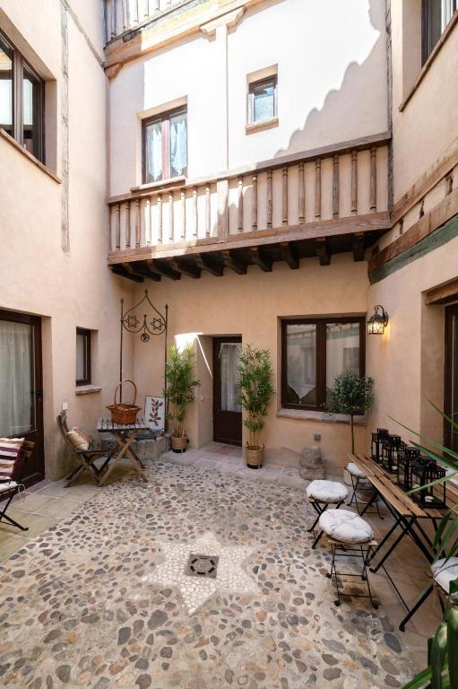 Patio in the Heart of Toledo , Pets , Family - 1