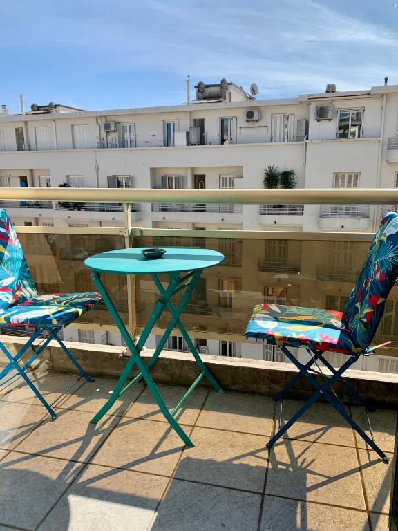 Sea View Apartment with Two Terraces in Nice - 3