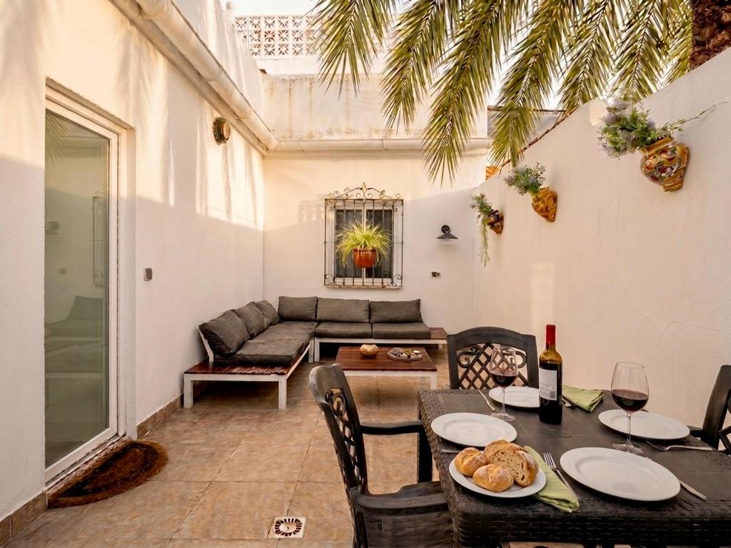 Quiet 3-bedroom house near Town Hall & Centre - 1