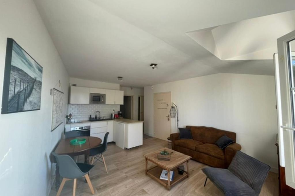 Charming quiet apartment with views over rooftops - 3