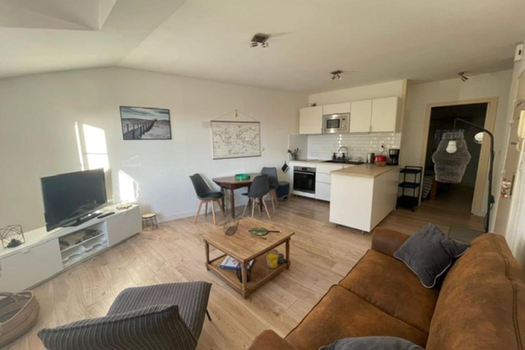 Charming quiet apartment with views over rooftops - 1