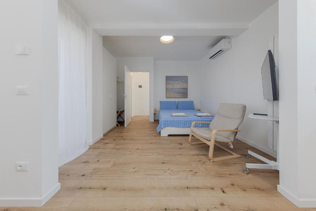 HOMESTWENTY3 - Home eight - RENOVATED IN 2026 - 4
