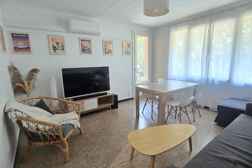 Apartment in Fréjus near the beach with balcony - 3