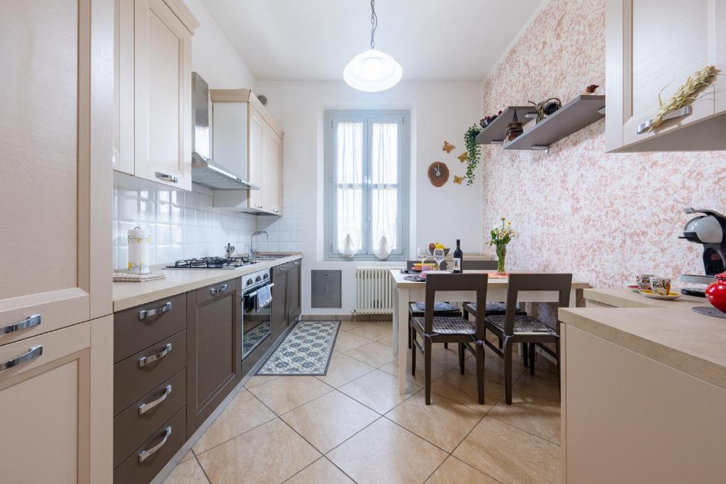 GuestHost - Bright and Cozy Apartment with Parking - 2