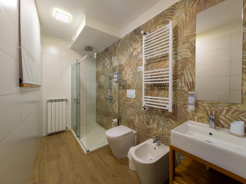Pallanza Courtyard Apt - 5
