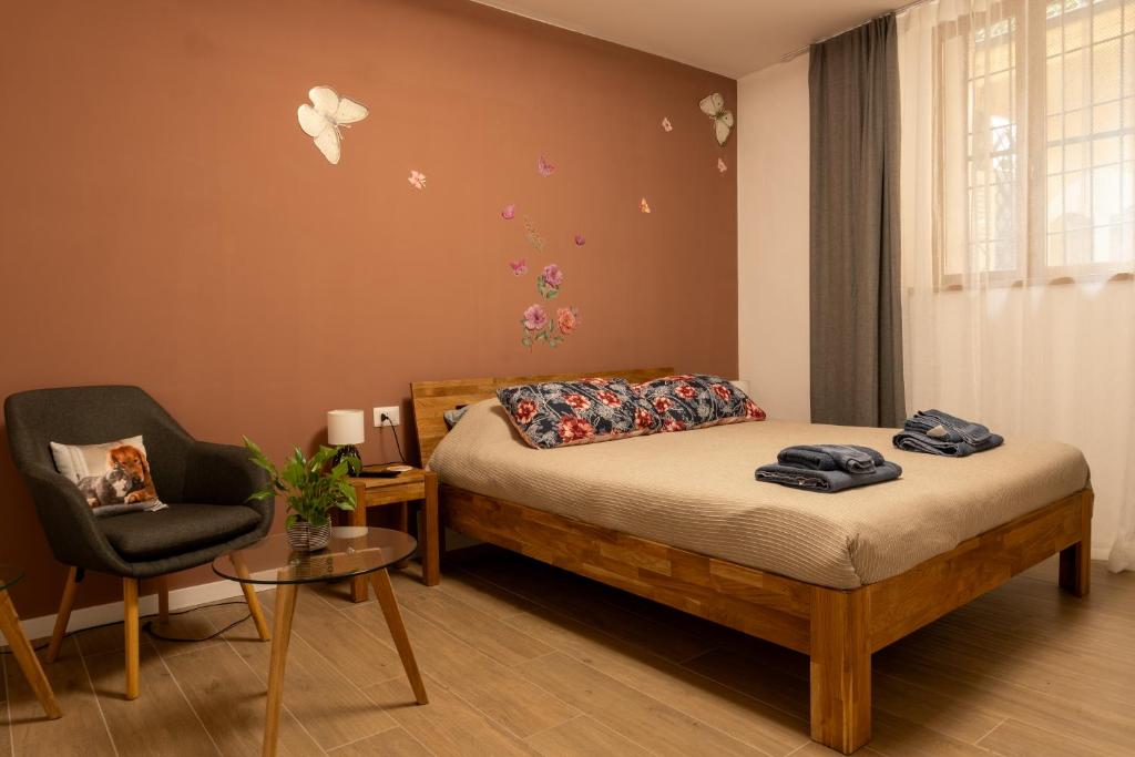 Pallanza Courtyard Apt - 2