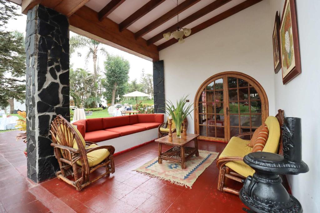 Spacious 12BR Stay with Pool BBQ in Pachacamac - 4