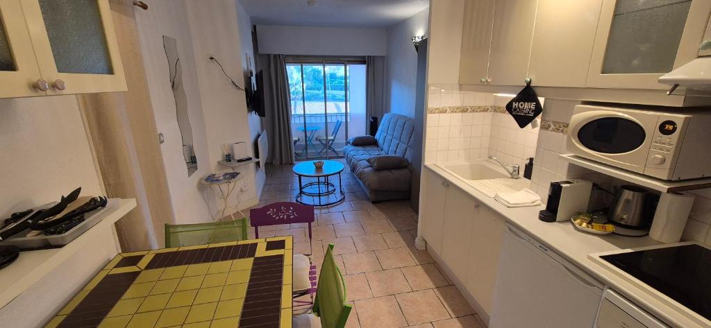 Piscine - Plage à pieds - Tennis - Basket - Pétanque - Parking privé - Matelas de qualité -Appartement 4 personnes à SANARY SUR MER - proche BANDOL - 5