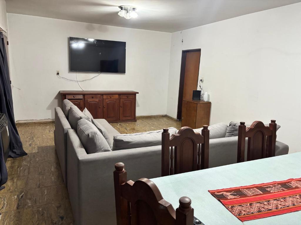 Departamento Villa Carlos Paz centrico de 3 dormitorios con calefacción y cochera incluida capacidad 7 personas - 2