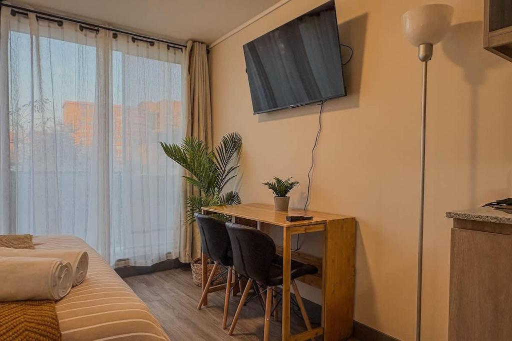 24-7 Desk 24 Studio with heater 15 min wlkg to metro station - 2