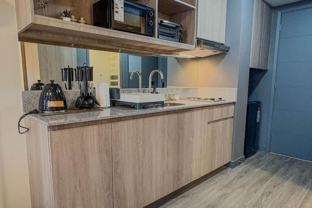 24-7 Desk 24 Studio with heater 15 min wlkg to metro station - 3