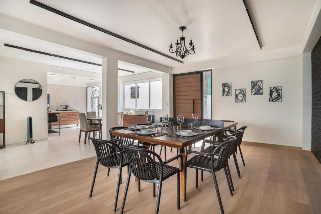 Spacious Home Ideal for Groups with Patio & Arcade - 2