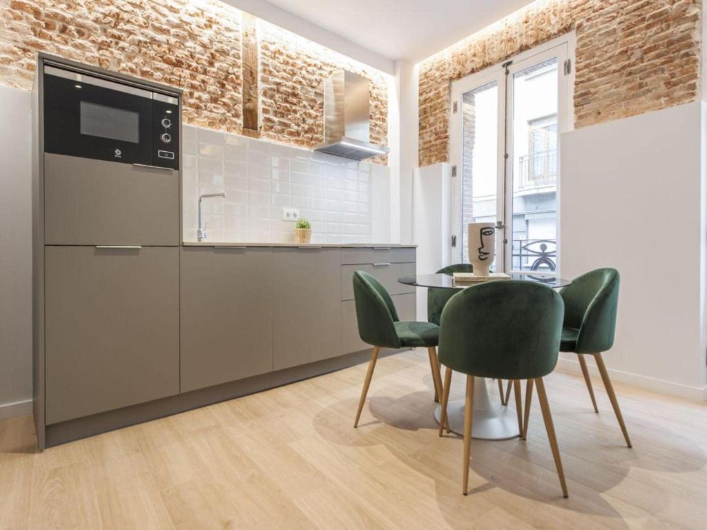 Chic Madrid Central Apartment - 4
