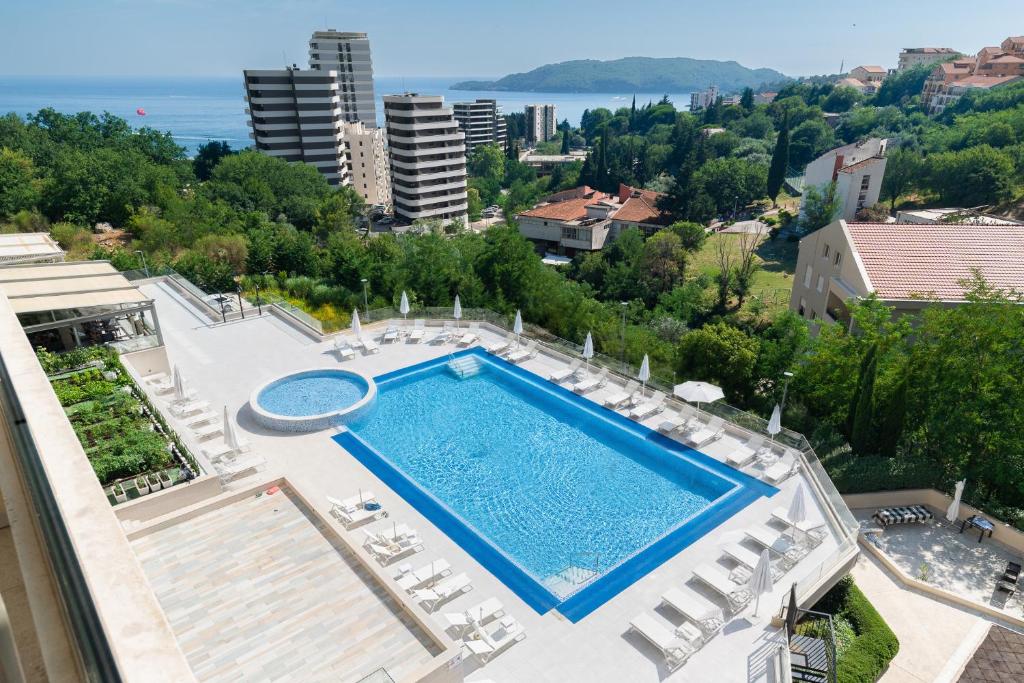 Refined 1bd apartment with an outdoor pool and sea view - 1