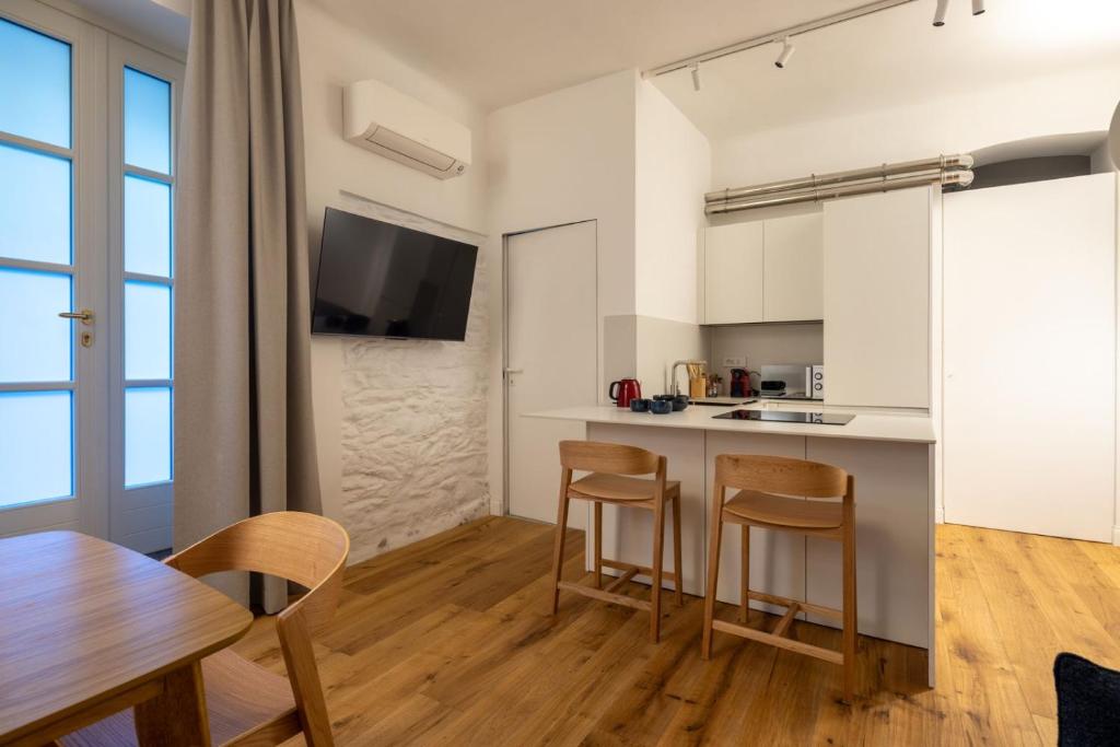 Luxury charming Suite with Jacuzzi in Historic building Stairway La Spezia Steps away from trains and downtown - 4