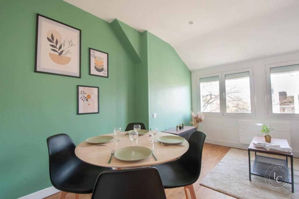 Bright 70m Apartment near City Center & the Loire - 2