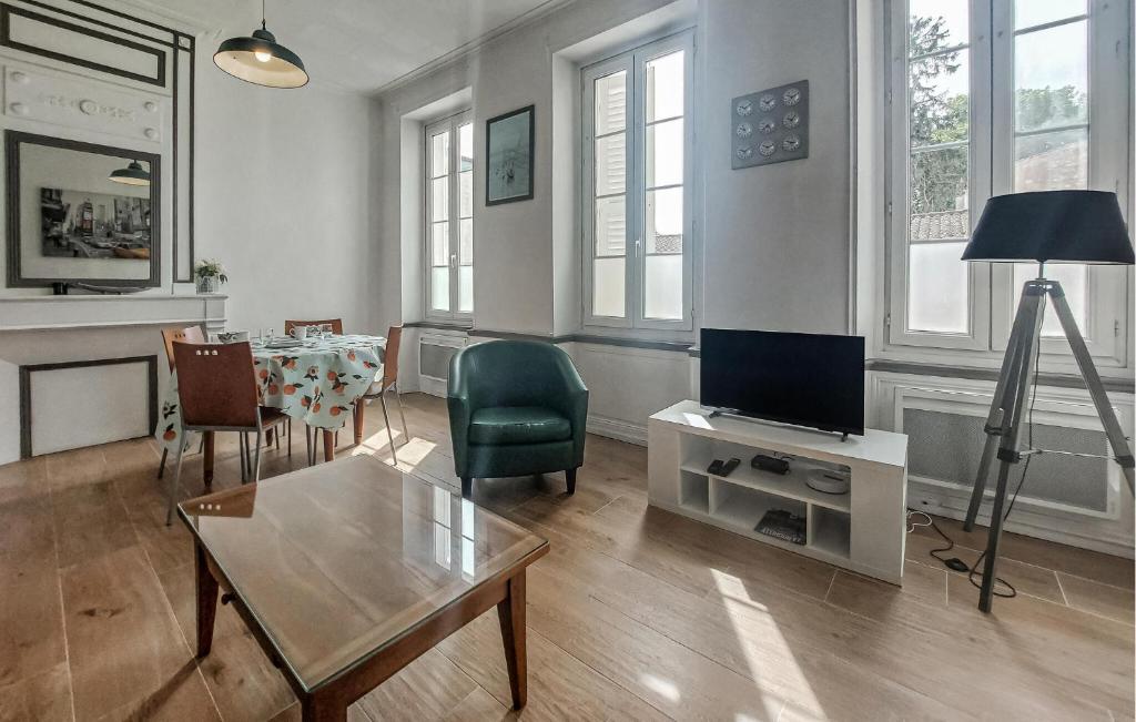 Amazing Apartment In La Rochelle With Wifi - 2