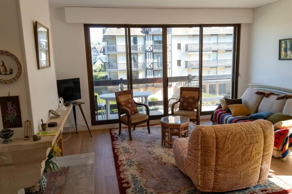 Spacious apartment in front of the sea - 1