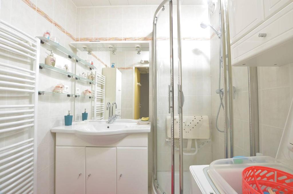 Méditerranée 32 - Appartement T2, immeuble devant la plage, au centre-ville du Grau-du-Roi. 4 personnes - 4